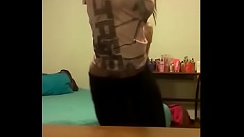 Horny white girl twerks in leggings