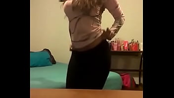 Horny white girl twerks in leggings