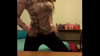 Horny white girl twerks in leggings