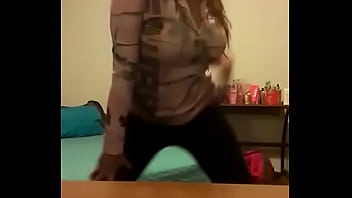 Horny white girl twerks in leggings