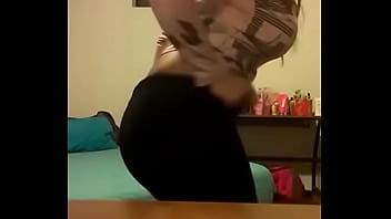 Horny white girl twerks in leggings