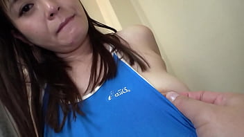 日本人巨乳milfに娘のスクール水着を着せる