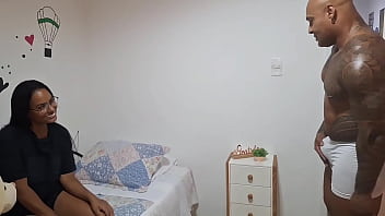 Padastro safado invadiu meu quarto pra fude gostoso