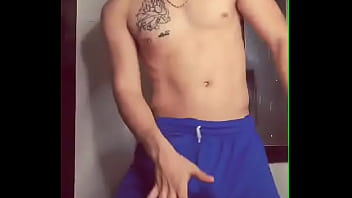 Te animas a bailar pegado conmigo así