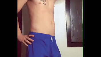 Te animas a bailar pegado conmigo así