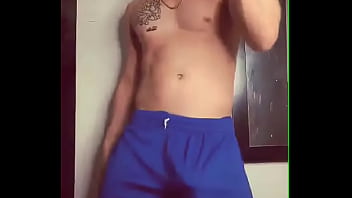 Te animas a bailar pegado conmigo así