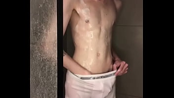 Twink Toma Banho De Cueca Branca E Mostrando thumbnail
