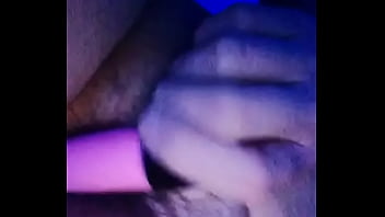 Vibrador en coñoto peludo