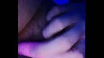 Vibrador en coñoto peludo