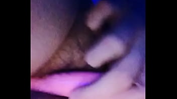 Vibrador en coñoto peludo