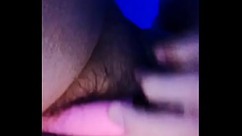 Vibrador en coñoto peludo