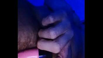 Vibrador en coñoto peludo