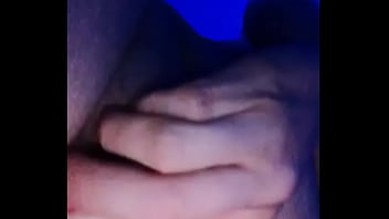 Vibrador en coñoto peludo