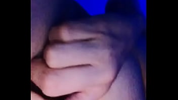 Vibrador en coñoto peludo