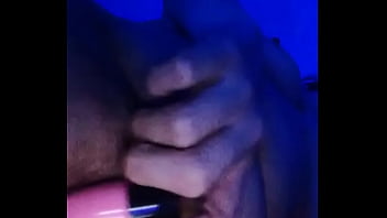 Vibrador en coñoto peludo