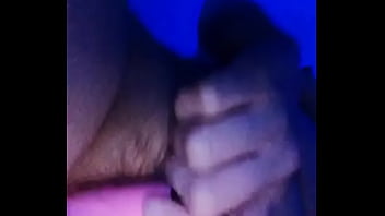 Vibrador en coñoto peludo