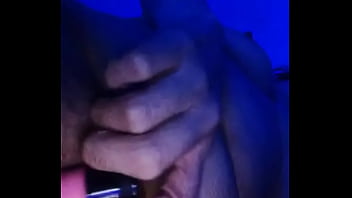 Vibrador en coñoto peludo