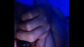 Vibrador en coñoto peludo