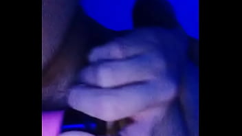 Vibrador en coñoto peludo