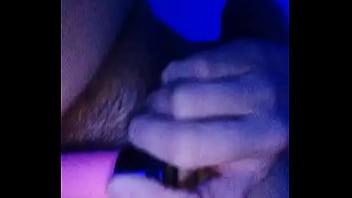 Vibrador en coñoto peludo