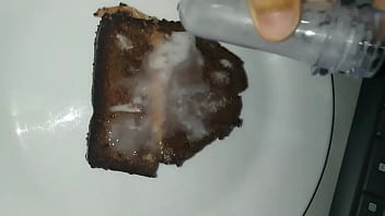 Comendo bolo coberto com a minha porra Comendo bolo coberto com a minha porra