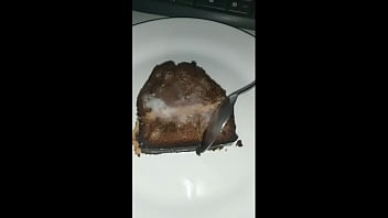 Comendo bolo coberto com a minha porra