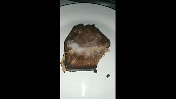 Comendo bolo coberto com a minha porra Comendo bolo coberto com a minha porra