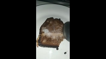Comendo bolo coberto com a minha porra