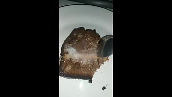 Comendo bolo coberto com a minha porra Comendo bolo coberto com a minha porra
