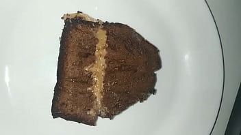 Comendo bolo coberto com a minha porra