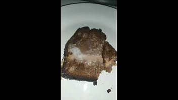 Comendo bolo coberto com a minha porra
