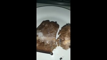 Comendo bolo coberto com a minha porra