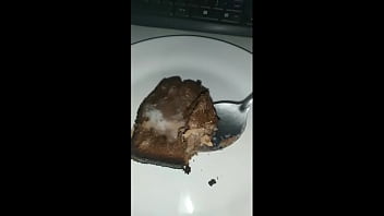 Comendo bolo coberto com a minha porra Comendo bolo coberto com a minha porra