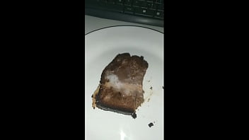 Comendo bolo coberto com a minha porra Comendo bolo coberto com a minha porra