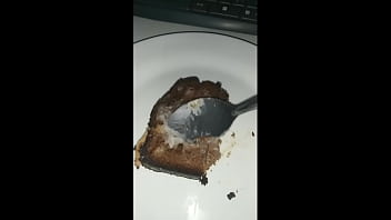 Comendo bolo coberto com a minha porra Comendo bolo coberto com a minha porra