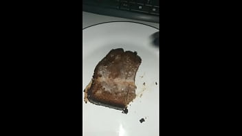 Comendo bolo coberto com a minha porra
