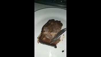 Comendo bolo coberto com a minha porra