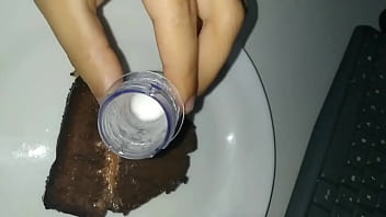 Comendo bolo coberto com a minha porra Comendo bolo coberto com a minha porra