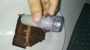 Comendo bolo coberto com a minha porra