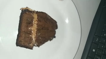 Comendo bolo coberto com a minha porra Comendo bolo coberto com a minha porra