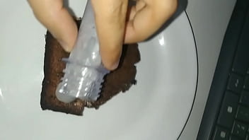 Comendo bolo coberto com a minha porra