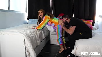 Putalocura la hermanastra caliente marina gold consuela a su hermanastro sacándole la leche