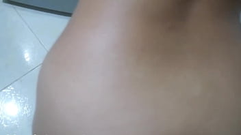 Encuentro a la madrugada a mi hijastra en ropa interior en la cocina y no me aguanto las ganas de probar su coño estrecho de 18 años