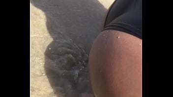 En la playa con mis nalgas en tierra