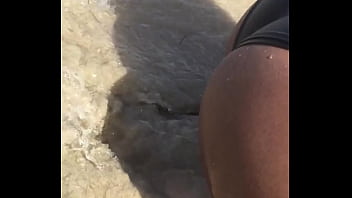 En la playa con mis nalgas en tierra