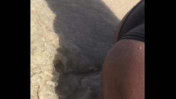 En la playa con mis nalgas en tierra En la playa con mis nalgas en tierra