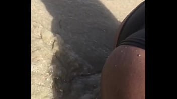 En la playa con mis nalgas en tierra