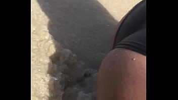 En la playa con mis nalgas en tierra En la playa con mis nalgas en tierra