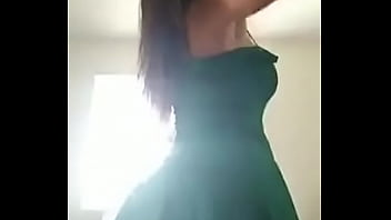 Gostosa rebolando a bunda toda nua