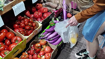 Penetracion anal y vaginal con verduras orgasmo enorme con squirt en la cocina